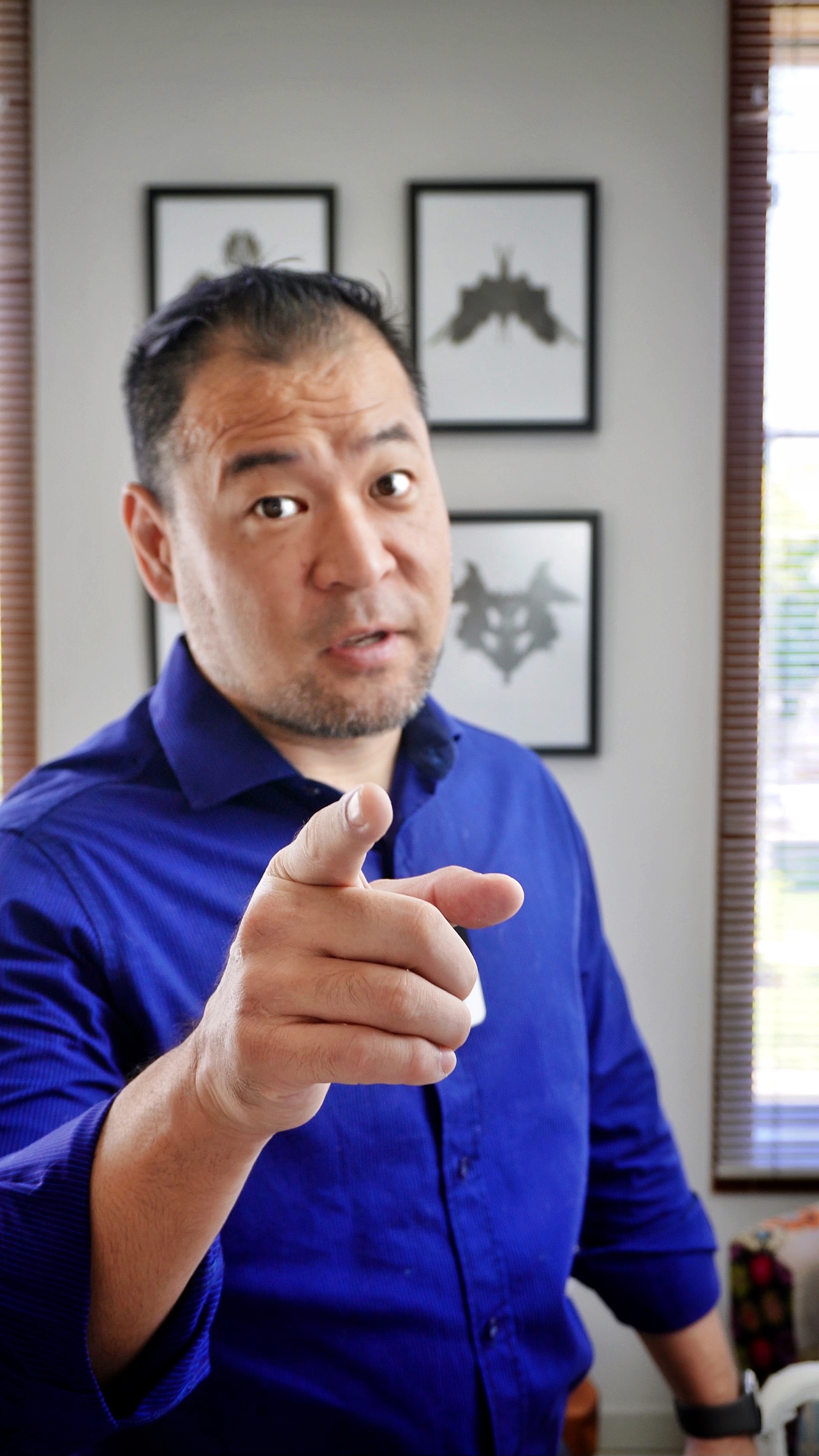 Carlos Takeda apontando para a câmera